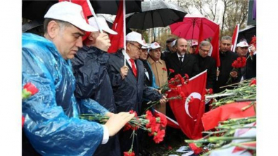 Ankara Sivil toplum platform Başkanları başkentte yaşanan bombalı saldırının gerçekleştiği atatürk bulvarı’nda ölenlerin anısına kırmızı karanfil bırakarak dua ettiler