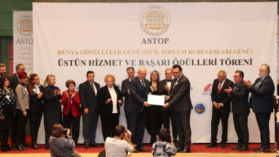 Ankara Ticaret Odası Başkanı Gürsel BARAN'a Sivil Toplum Gönüllüsü Beratını Takdim Ettik.